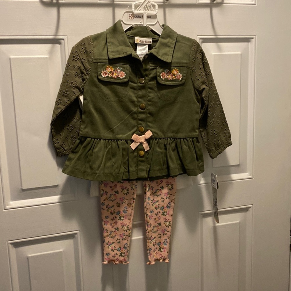 NWT! Three piece floral set; adorable details!